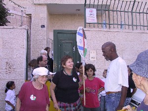 Gush activist Hava Keller, “mother of the female prisoners”, with a representative of the families at the entrance of the Red Cross office
