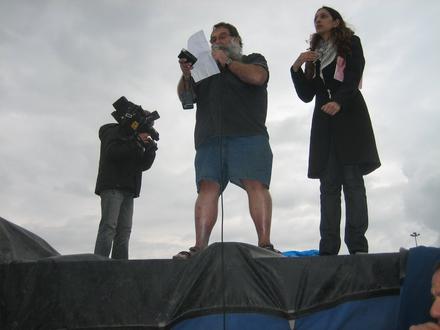 Teddy Katz reading a message from ex-minister Shulamit Aloni