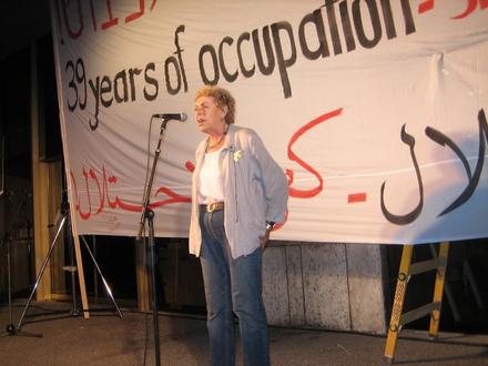 Shulamit Aloni addressing the public