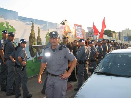 Crack police unit prevents demonstrators from stopping traffic