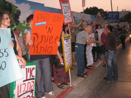 Hours after the massacre, more than 200 demonstrators opposite the Ministry of Defense 