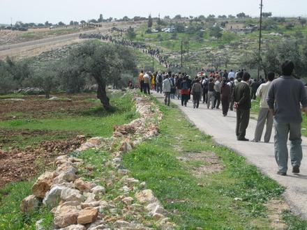 The long march: the first marchers have already reached the fence, the last are still on the outskirts of the village