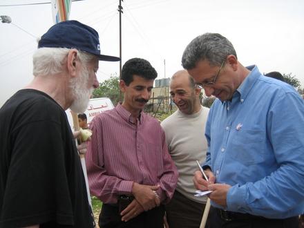 מוצטפה ברגותי, מי שהיה מועמד לנשיאות הרשות הפלסטינית, מחליף רשמים עם אורי אבנרי