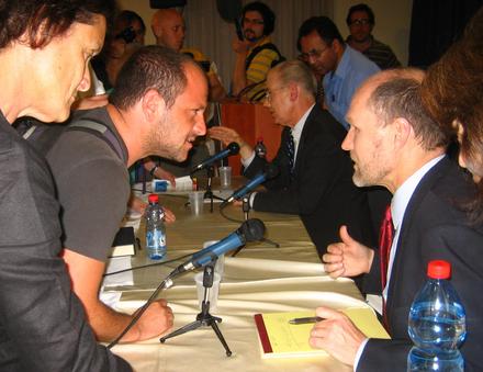 Prof. Walt in debate with remaining listeners after the event