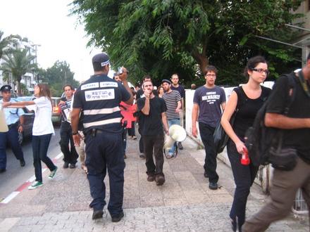 המפגינים מגיעים אל בית ברק, איש יס"ם חוסם את דרכם